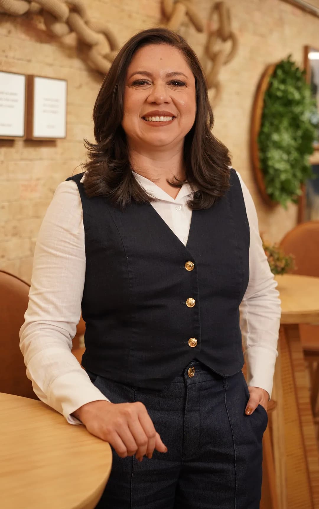 Dra. Priscila Araújo sorrindo, na clínica